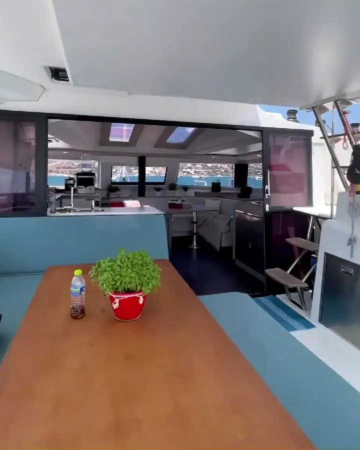 Makani boat life: design, deck, and the rhythm of a day on the water.